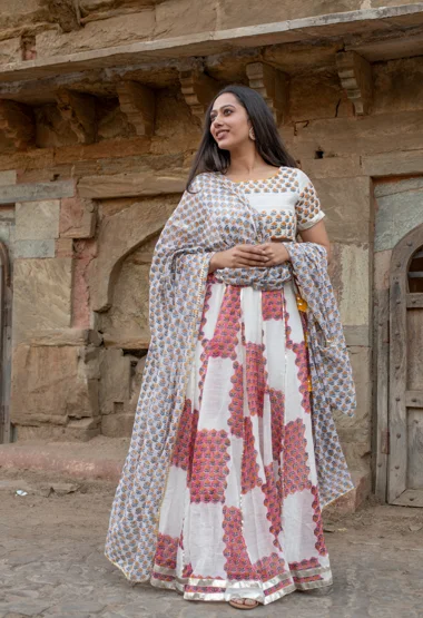 Women's Afra Linen Off White Skirt And Kota Doria Dupatta Set By Saras The Label lace skirt intricate